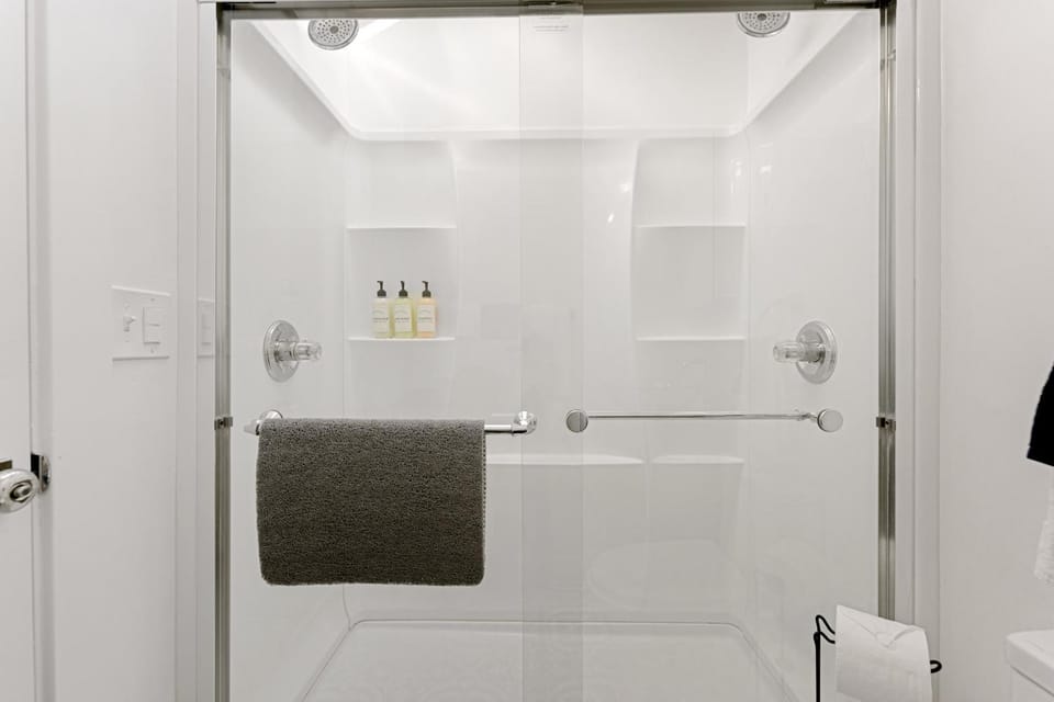 Garden Guest Suite | King Bed + Kitchenette Bed and Breakfast in Summerland
