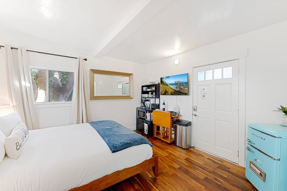 Garden Guest Suite | King Bed + Kitchenette Bed and Breakfast in Summerland