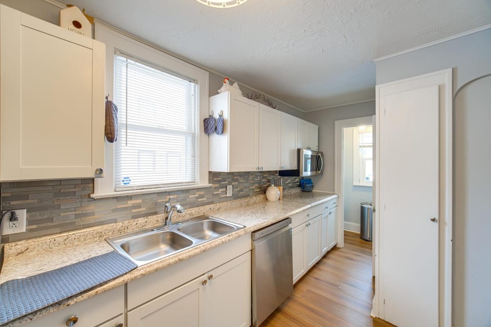 11 Mi to Dtwn Cleveland Family Home with Yard House in Cleveland Heights