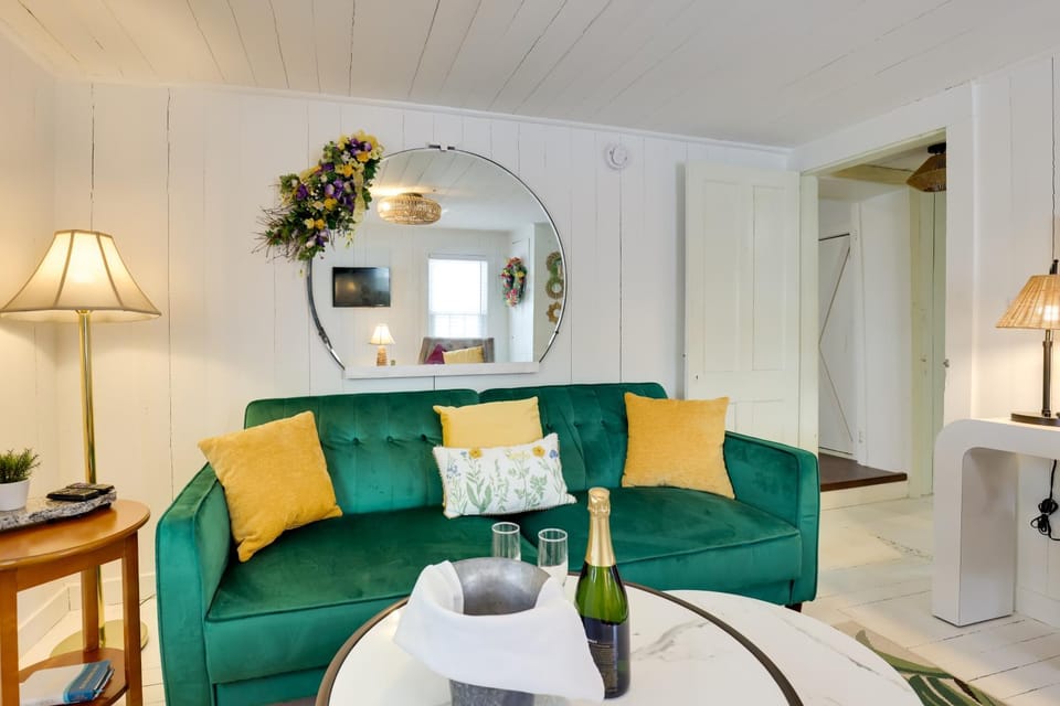 Walk to Eats: Mtn-View Hammondsport Hideaway! Apartment in Hammondsport