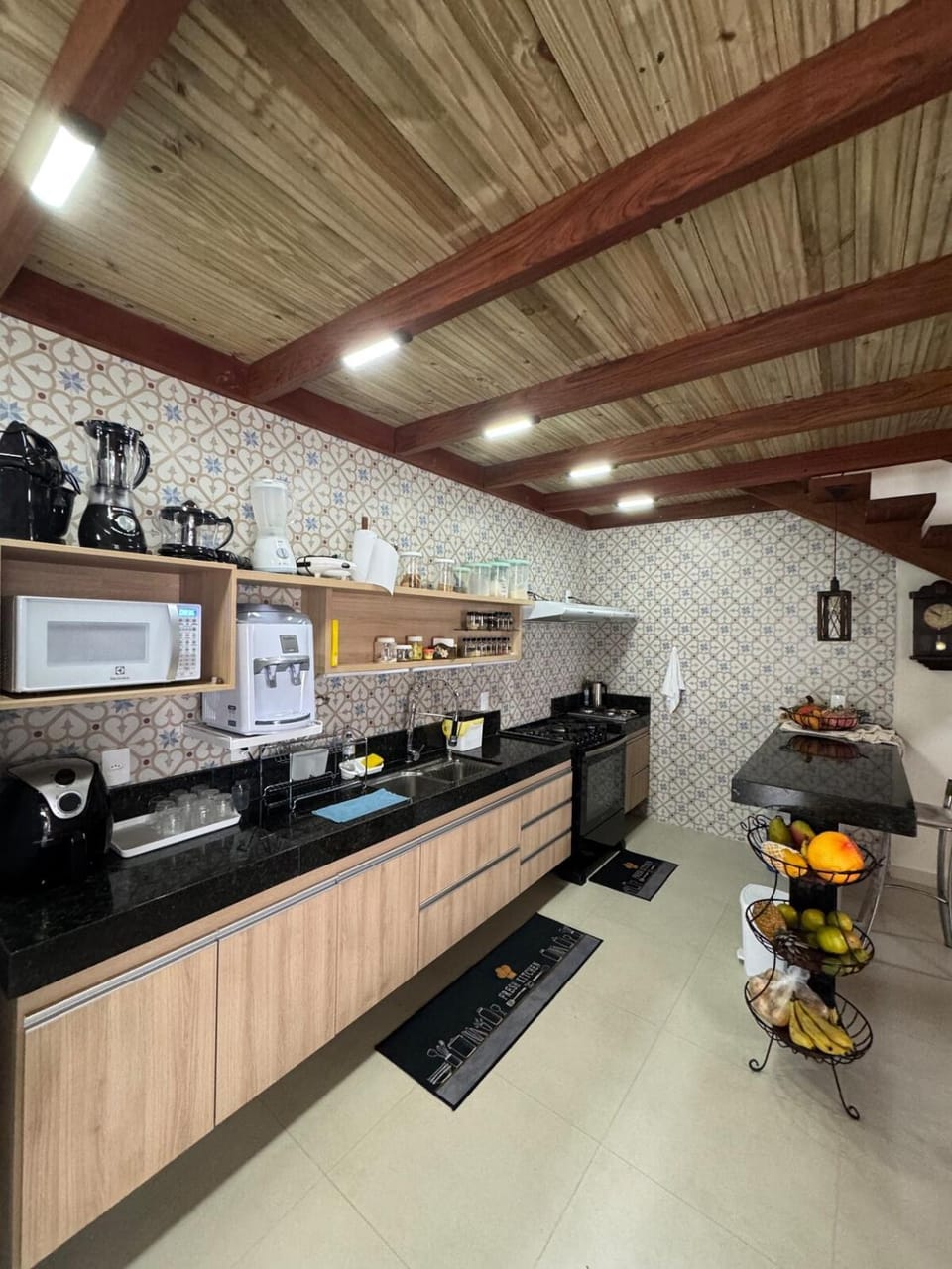 Coffee/tea facilities, Kitchen or kitchenette, stove