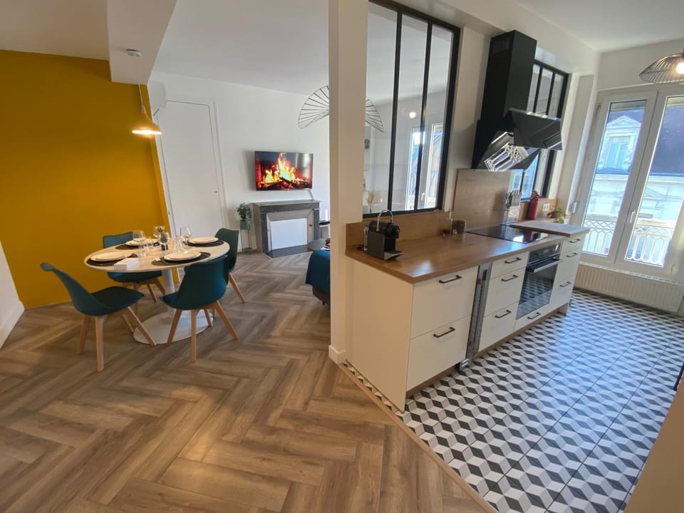 TV and multimedia, Living room, Seating area, Dining area