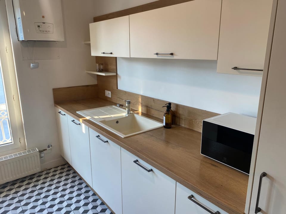 Kitchen or kitchenette, dishwasher