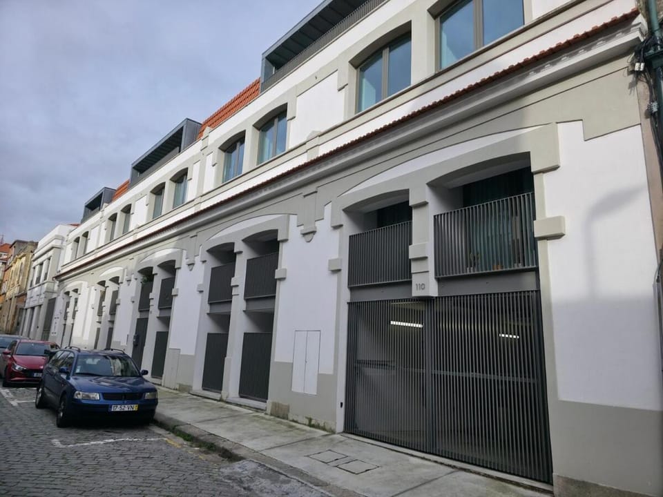 Spacious and modern 2-bed apartment with garage Apartment in Porto