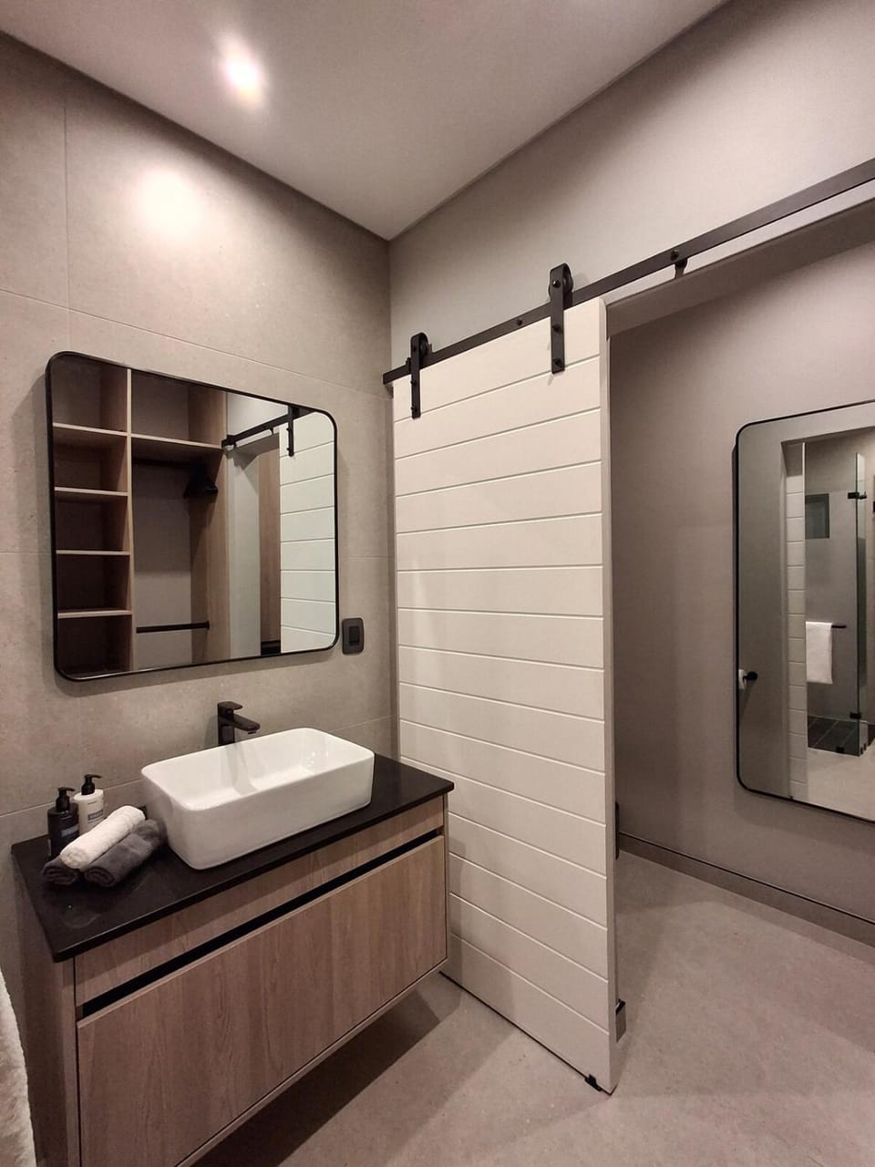 King size bed-NO loadshedding-Free Wi-Fi Apartment in Pretoria