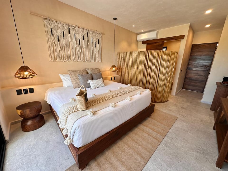 Photo of the whole room, towels