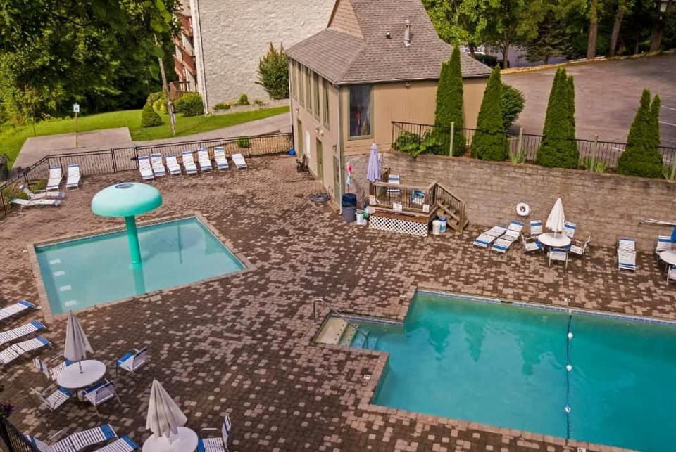 Great Family Vacation - Theatre - Games - Hot Tub Chalet in Gatlinburg