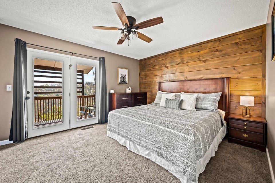 Great Family Vacation - Theatre - Games - Hot Tub Chalet in Gatlinburg