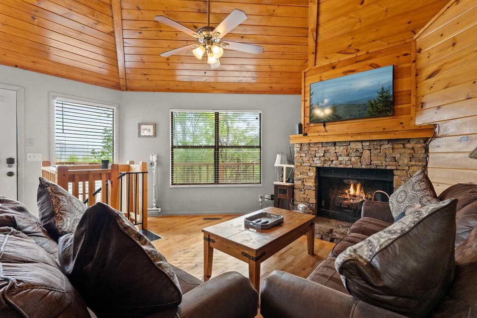 Family Friendly Great Views Game Room & Hot Tub House in Gatlinburg