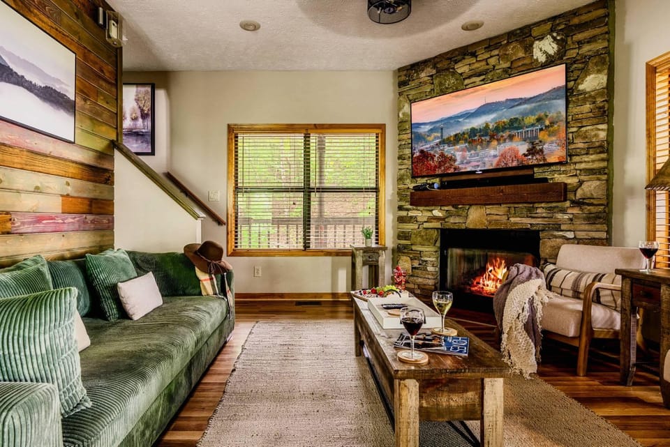 Luxe & Charming Gem near Dollywood - Hot Tub & View House in Pigeon Forge