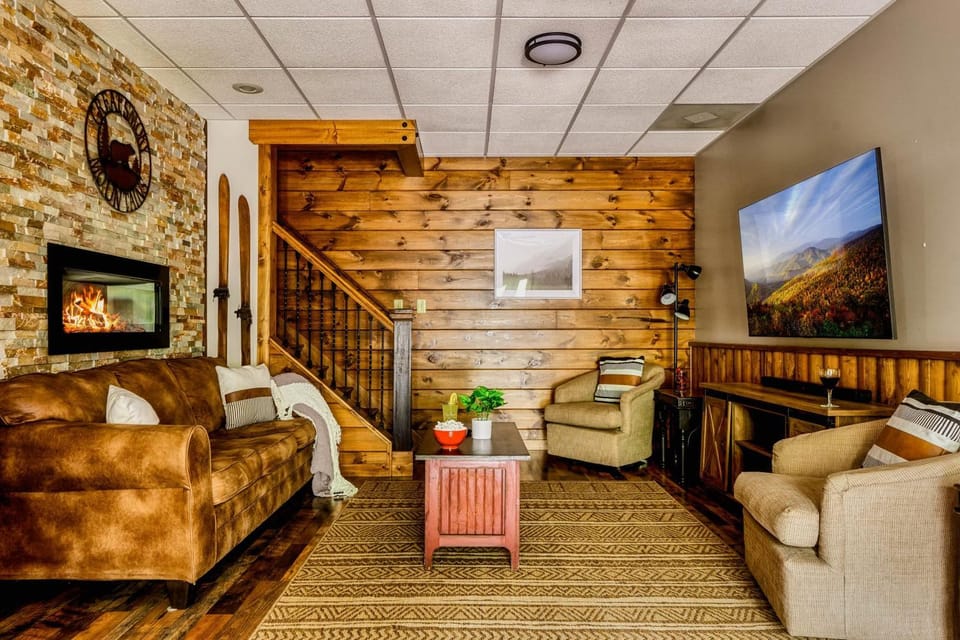 Luxe & Charming Gem near Dollywood - Hot Tub & View House in Pigeon Forge