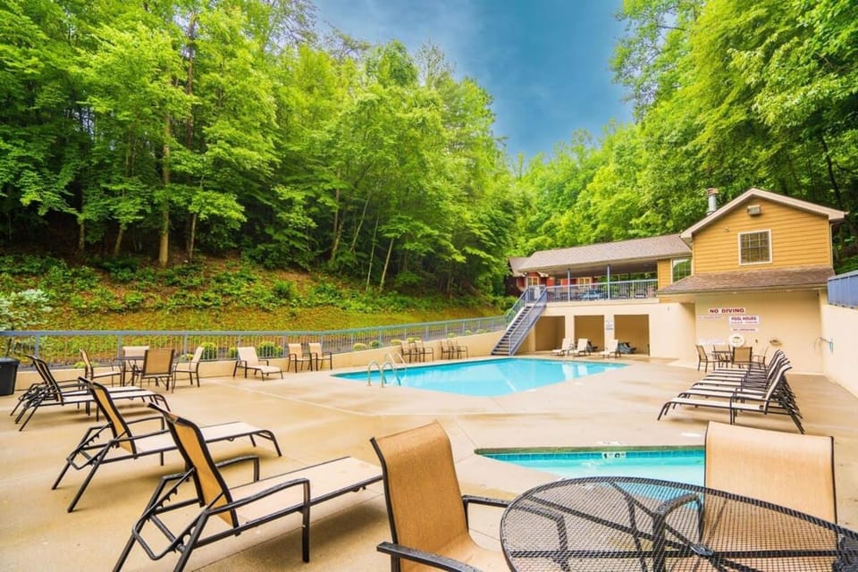 Luxe & Charming Gem near Dollywood - Hot Tub & View House in Pigeon Forge