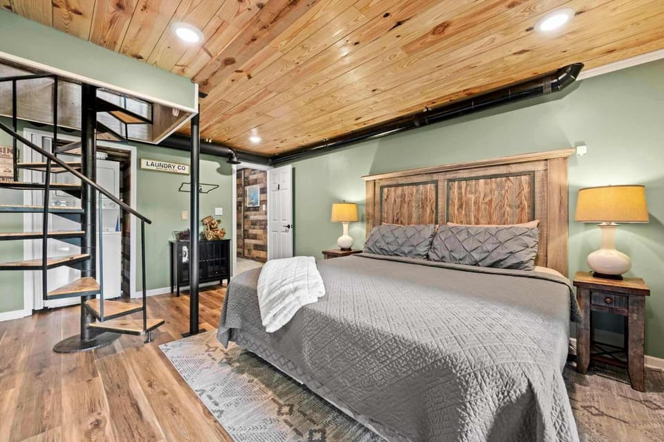 Cozy & Comfortable Cabin I Great Views I Hot Tub Cabin in Sevier County