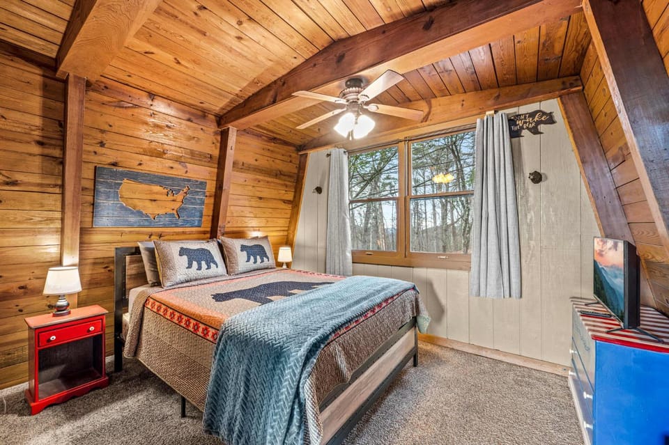 Cozy & Comfortable Cabin I Great Views I Hot Tub Cabin in Sevier County
