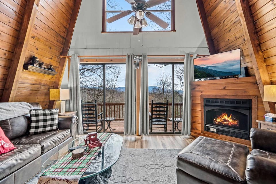 Cozy & Comfortable Cabin I Great Views I Hot Tub Cabin in Sevier County
