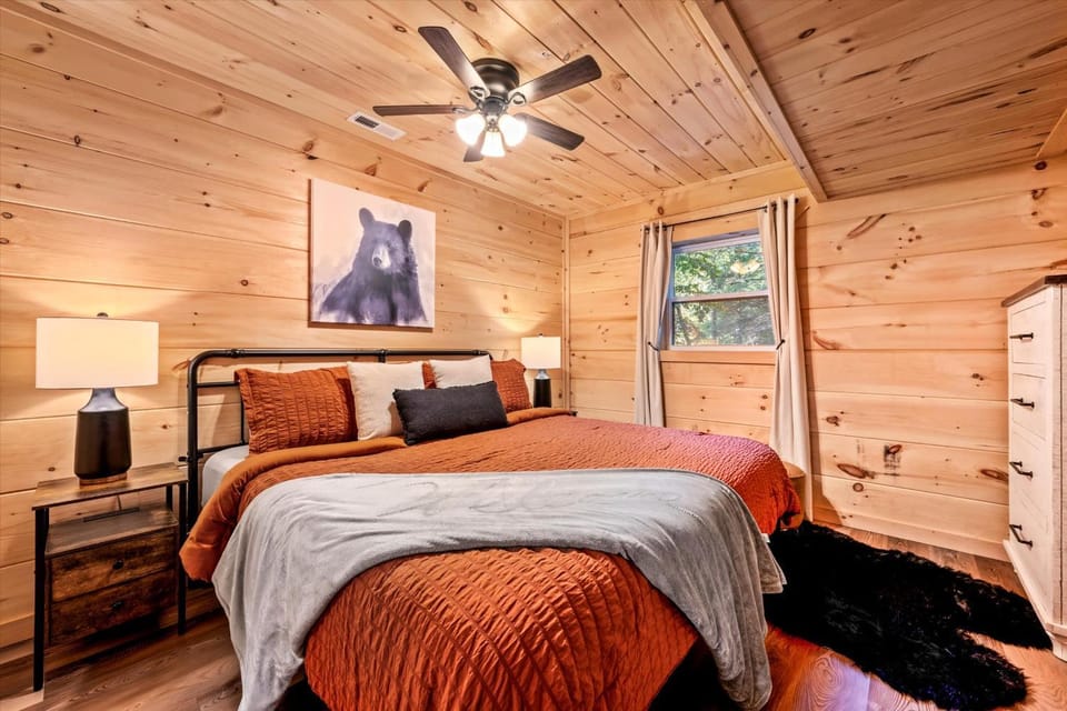 Luxurious & Family Friendly - Hot Tub - Game Room House in Pigeon Forge