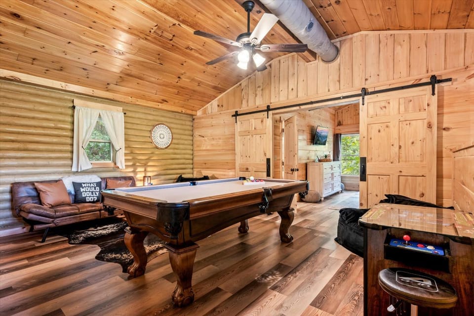 Luxurious & Family Friendly - Hot Tub - Game Room House in Pigeon Forge