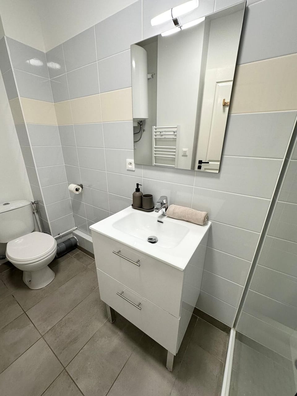 1- Hypercentre,FREE Parking, Clim, wifi, Netflix Apartment in Fronsac