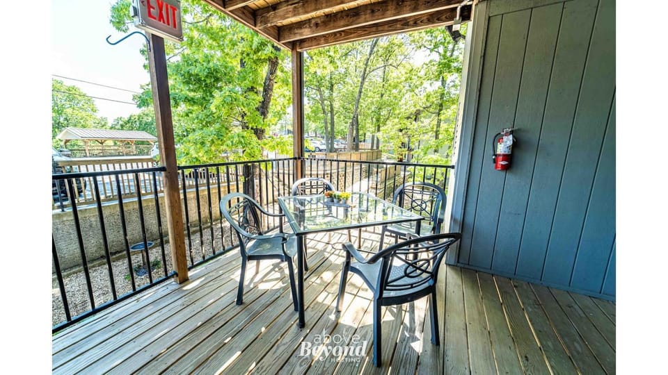 Peaceful & No Stairs Minutes to Silver Dollar City Apartment in Table Rock Lake