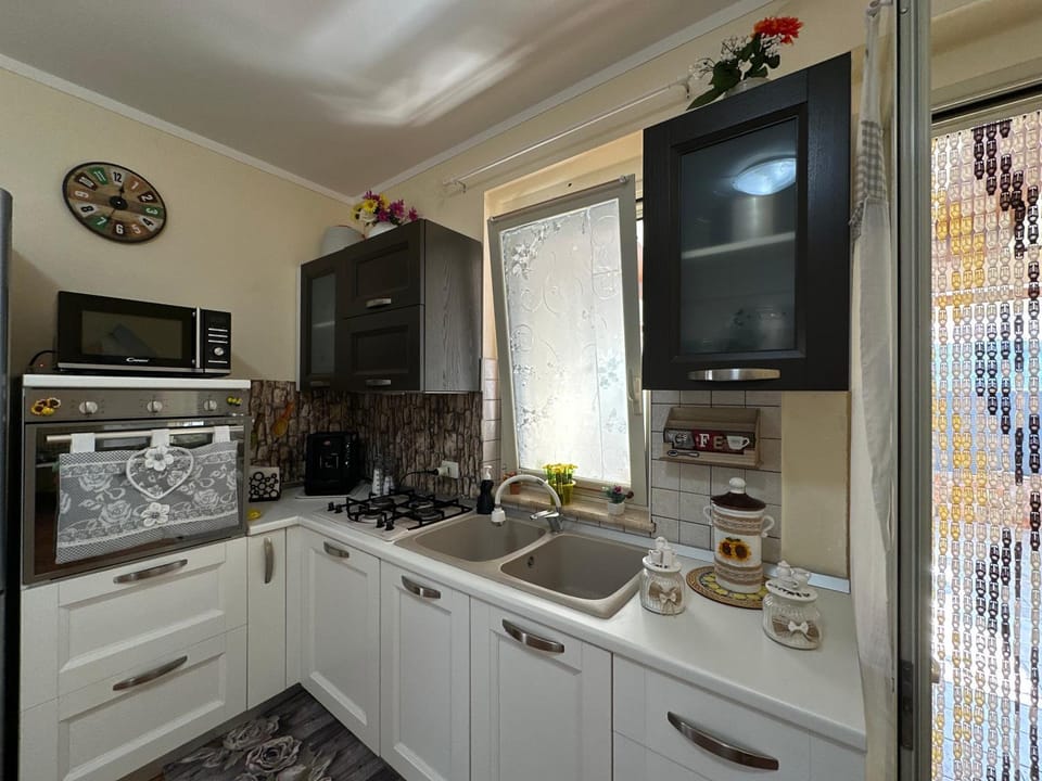 Kitchen or kitchenette, Food, oven