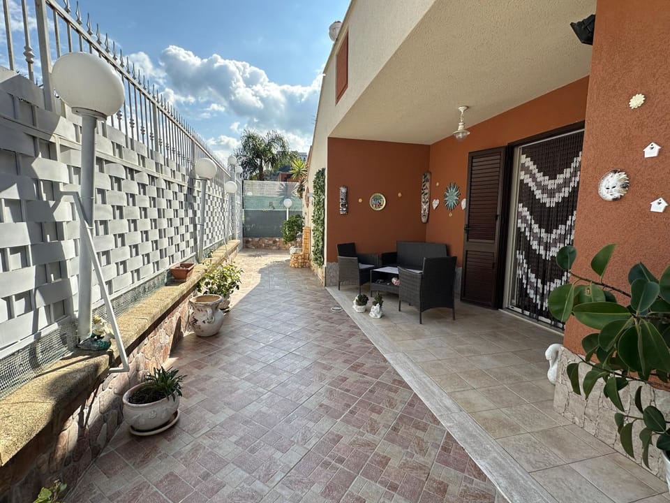 Property building, Balcony/Terrace, Seating area, Garden view