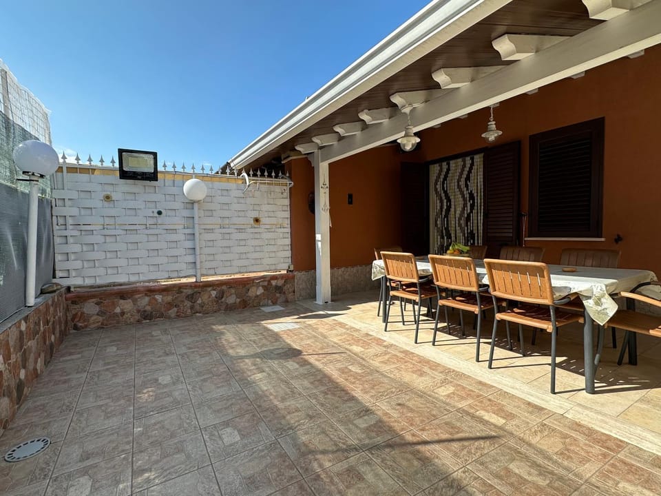 Property building, Day, Balcony/Terrace, Dining area