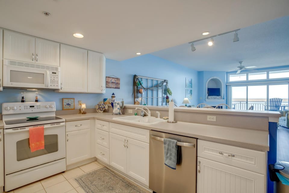 Walk to Main St: Condo w/ Pool Access in Crisfield House in Maryland