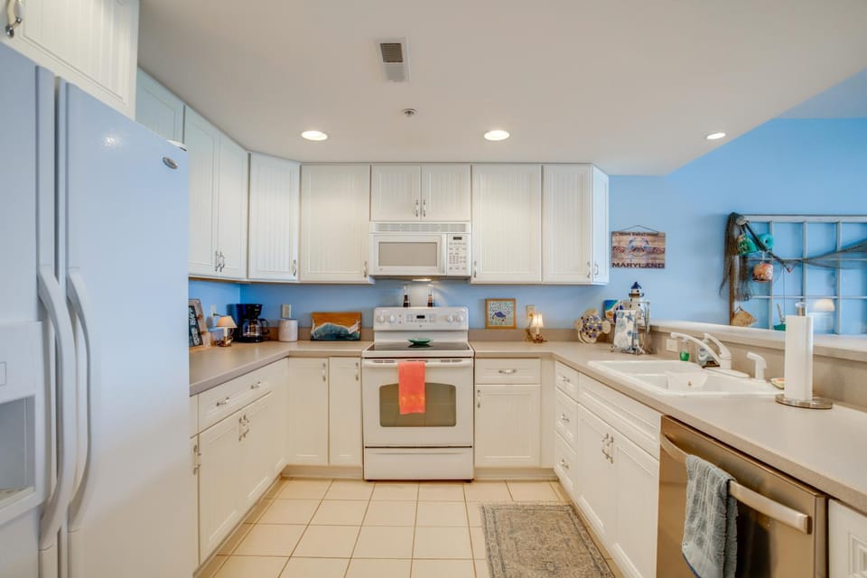 Walk to Main St: Condo w/ Pool Access in Crisfield House in Maryland