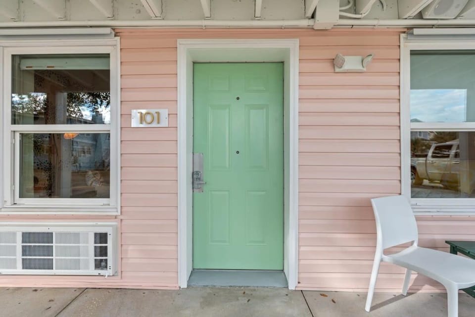 TreeHouse Lodge Walk to Beach Pet-Friendly 101 Apartment in North Myrtle Beach
