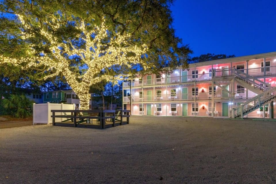 TreeHouse Lodge Walk to Beach Pet-Friendly 101 Apartment in North Myrtle Beach