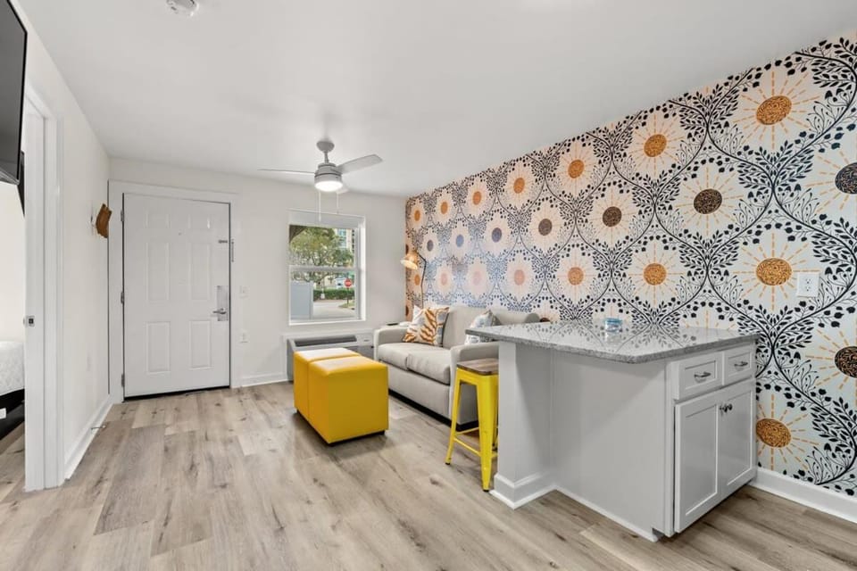 TreeHouse Lodge Walk to Beach Pet-Friendly 101 Apartment in North Myrtle Beach