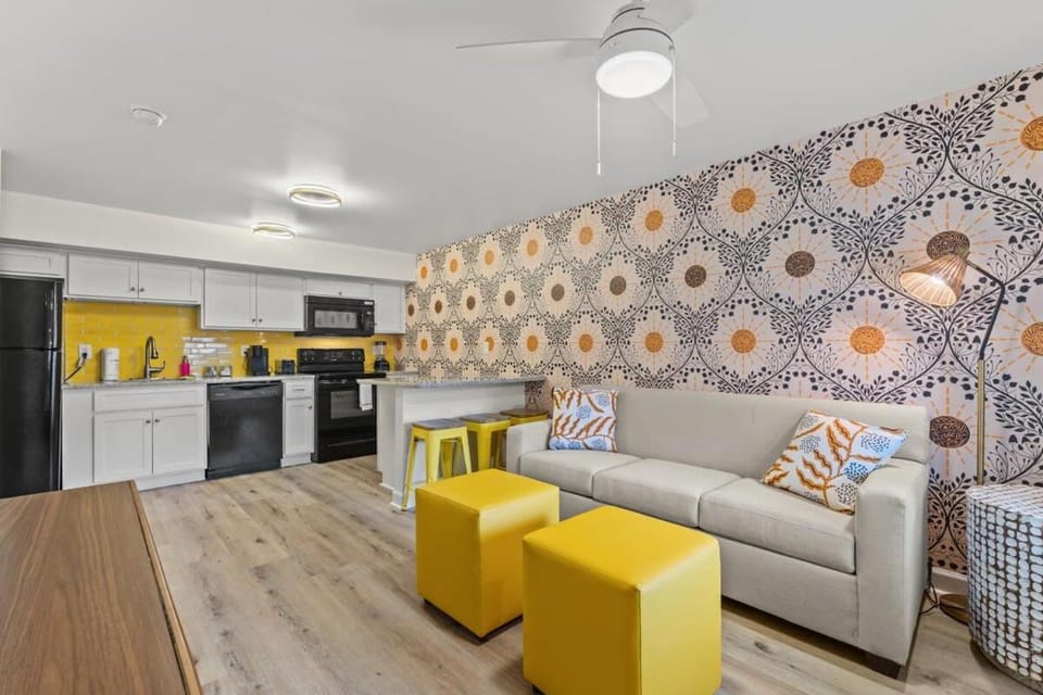 TreeHouse Lodge Walk to Beach Pet-Friendly 102 Apartment in North Myrtle Beach