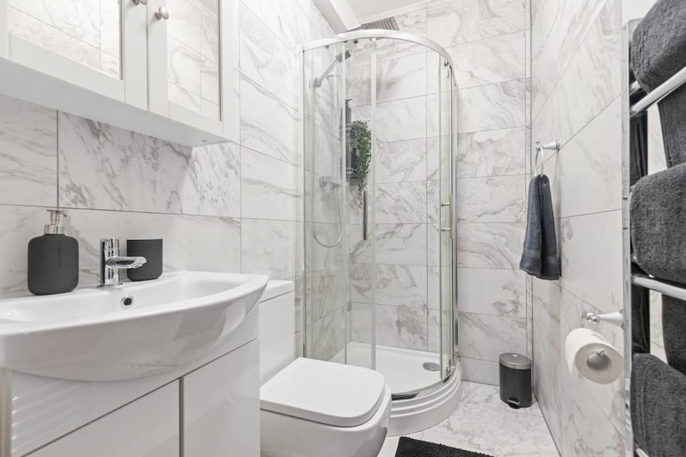 Shower, Toilet, Bathroom, towels