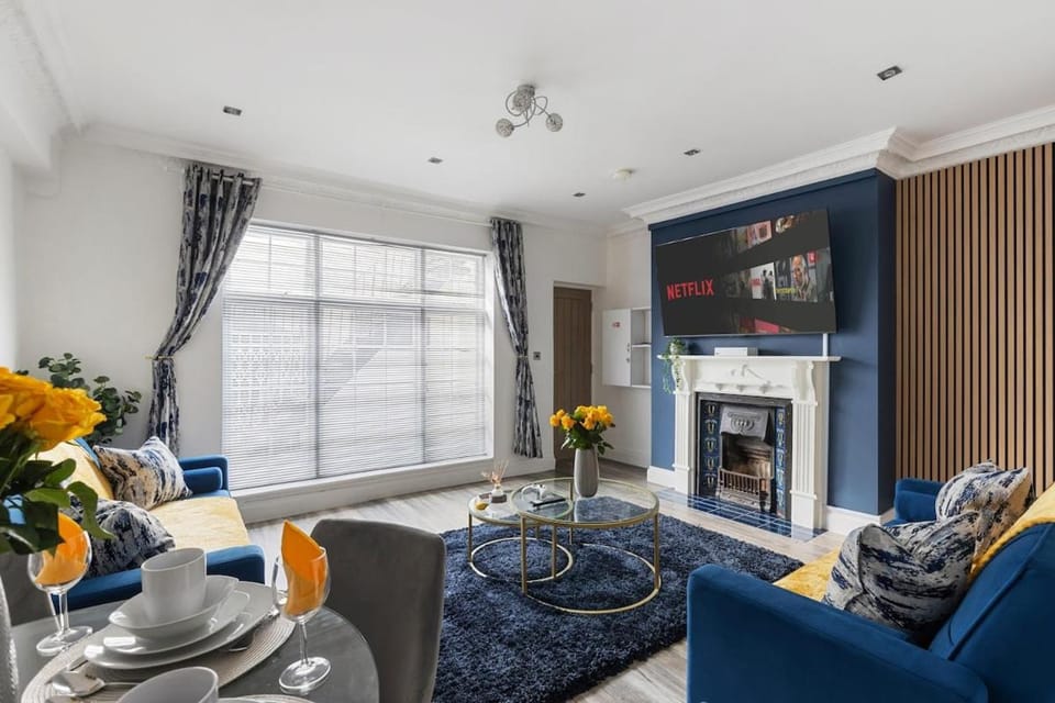 TV and multimedia, Living room, Seating area, flat iron