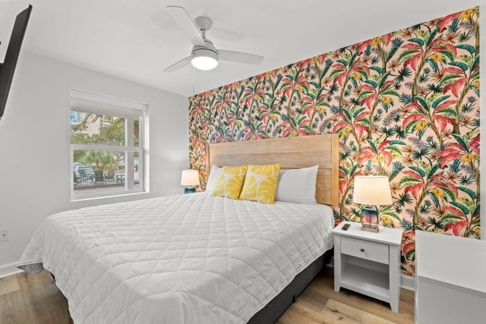 TreeHouse Lodge Walk to Beach Pet-Friendly 202 Apartment in North Myrtle Beach