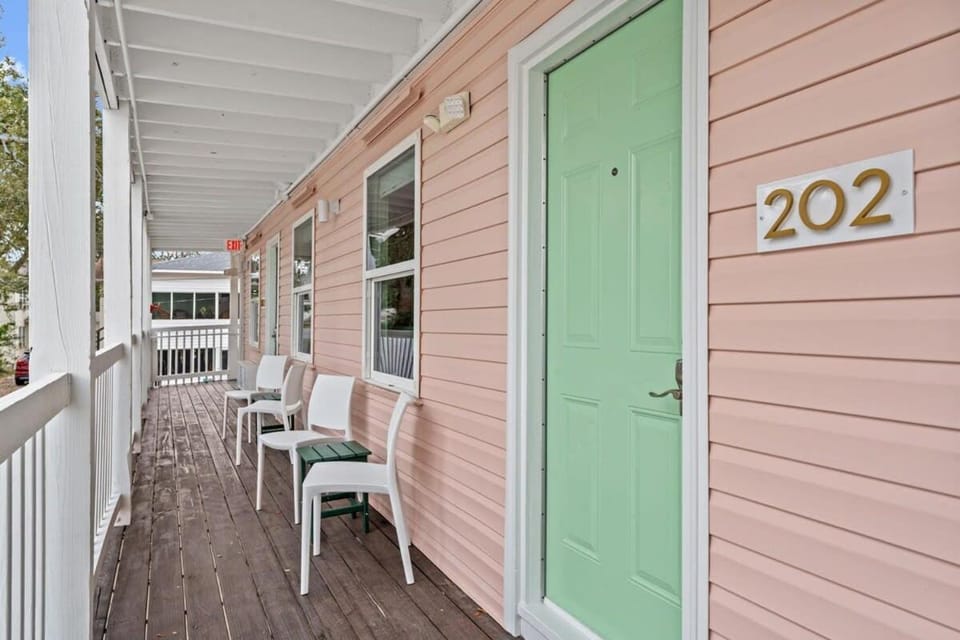 TreeHouse Lodge Walk to Beach Pet-Friendly 202 Apartment in North Myrtle Beach