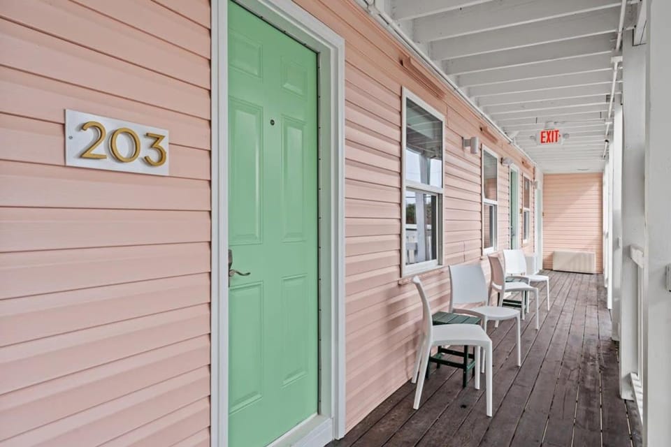 TreeHouse Lodge Walk to Beach Pet-Friendly 203 Apartment in North Myrtle Beach