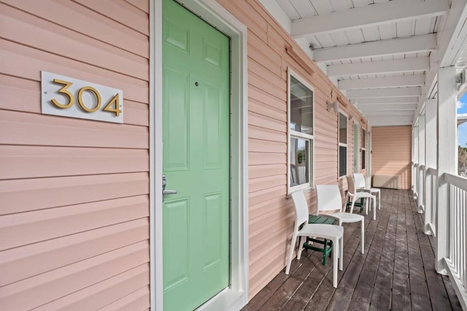 TreeHouse Lodge Walk to Beach Pet-Friendly 304 Apartment in North Myrtle Beach