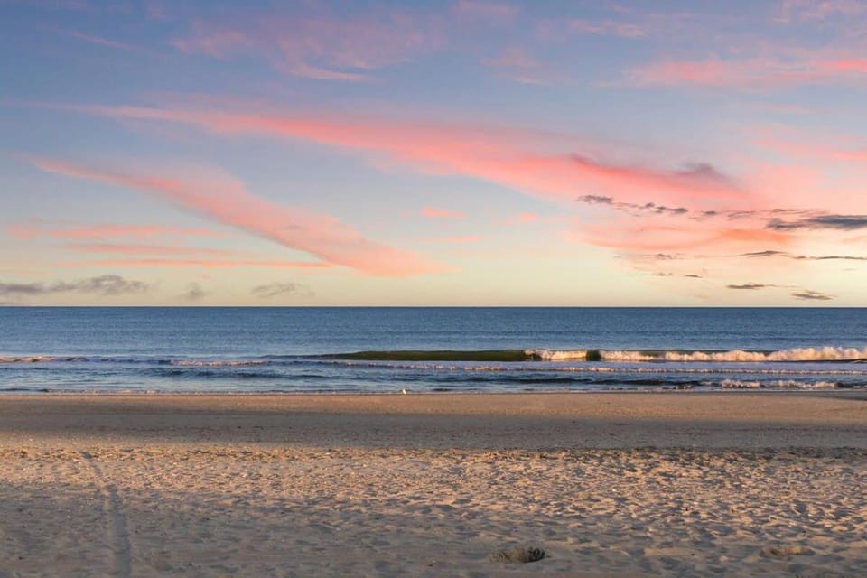 TreeHouse Lodge Walk to Beach Pet-Friendly 103 Apartment in North Myrtle Beach