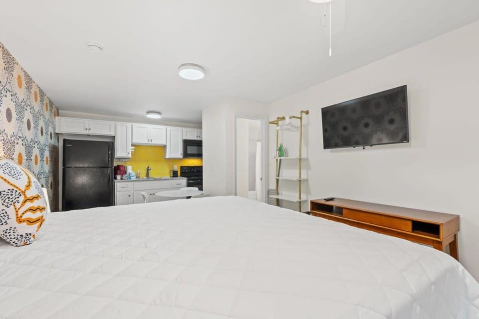 TreeHouse Lodge Walk to Beach Pet-Friendly 301 Apartment in North Myrtle Beach
