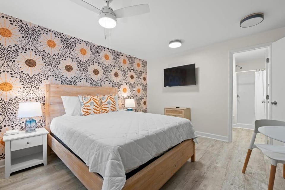 TreeHouse Lodge Walk to Beach Pet-Friendly 302 Apartment in North Myrtle Beach