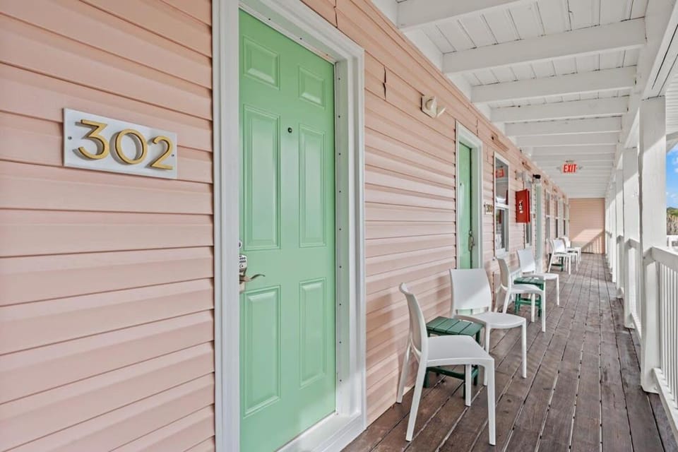 TreeHouse Lodge Walk to Beach Pet-Friendly 302 Apartment in North Myrtle Beach