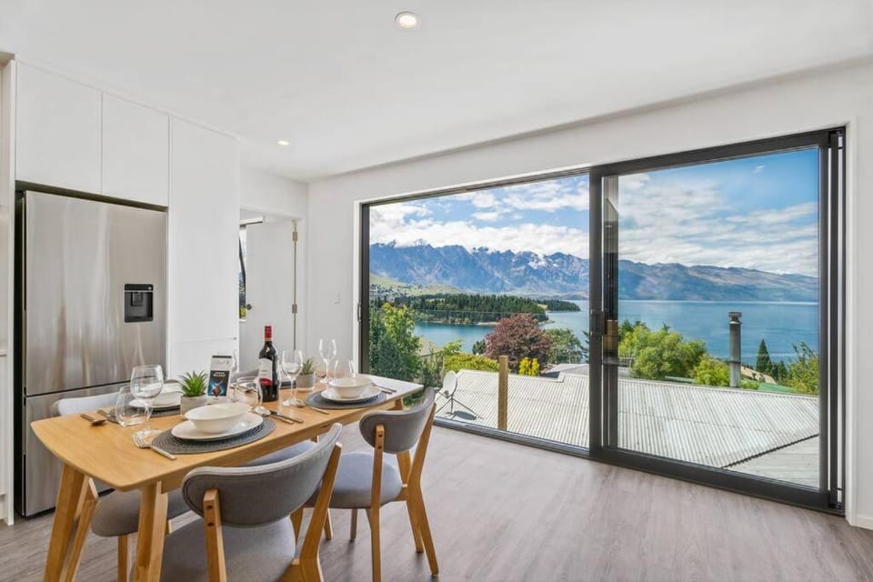 World Class Views 2 Bedroom 2 Bath Walk To Town House in Queenstown