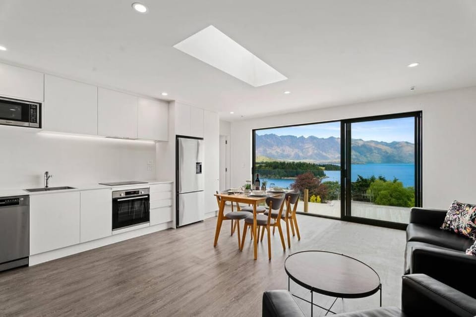World Class Views 2 Bedroom 2 Bath Walk To Town House in Queenstown