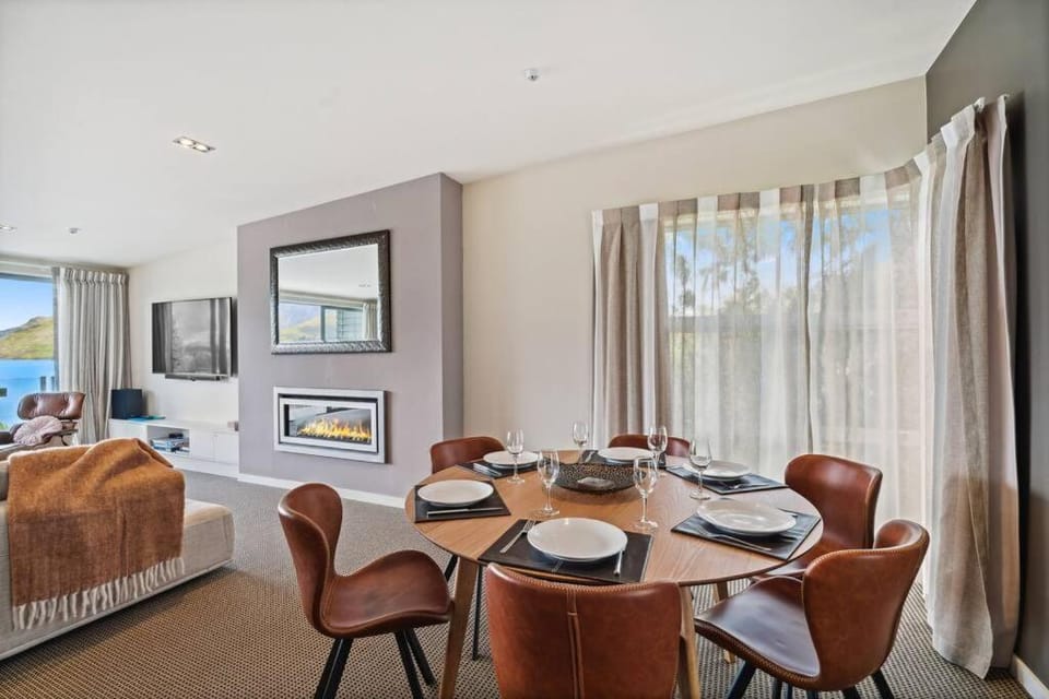TV and multimedia, Living room, Seating area, Dining area