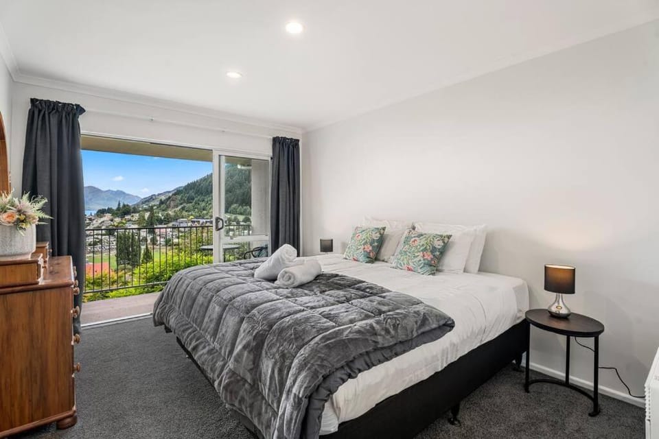 Mountain Lake Views Walk To Town Free Parking Apartment in Queenstown