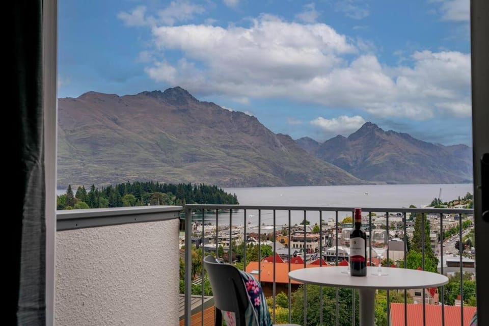 Mountain Lake Views Walk To Town Free Parking Apartment in Queenstown