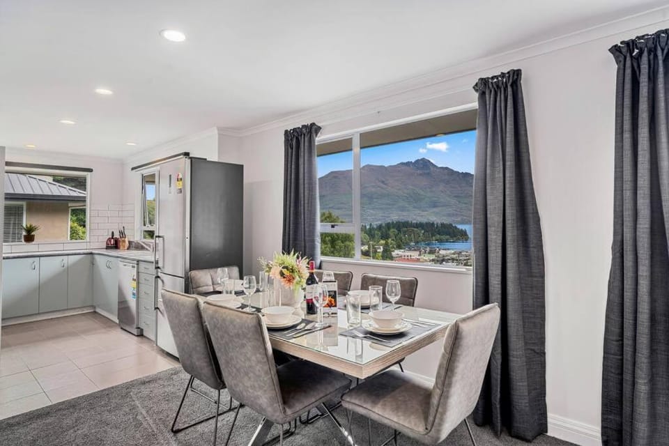 Mountain Lake Views Walk To Town Free Parking Apartment in Queenstown