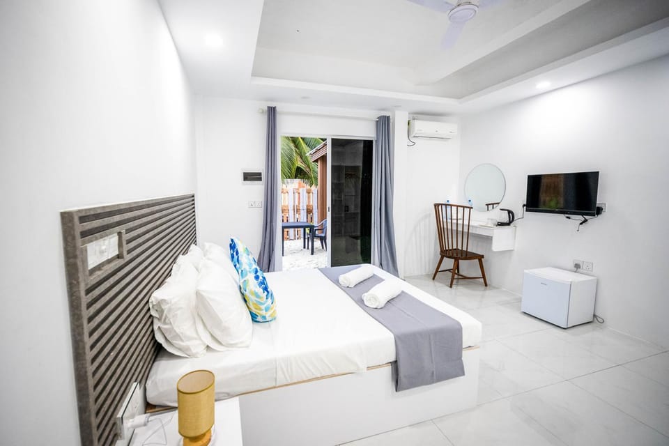 Bed, Bathroom, TV and multimedia, View (from property/room), Photo of the whole room, Seating area, Bedroom, Garden view, minibar, towels, air conditioner