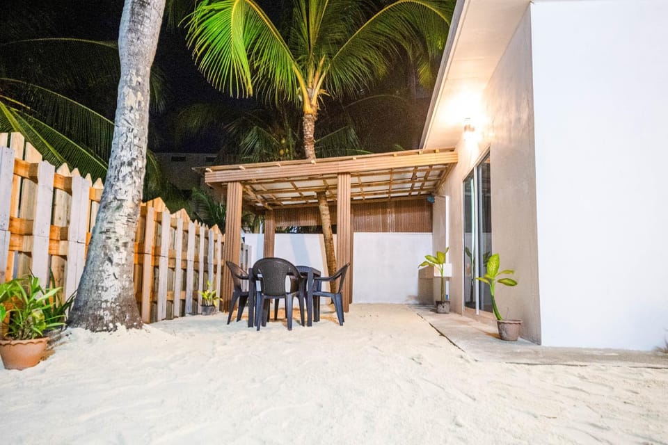 Patio, Restaurant/places to eat, Seating area, Dining area